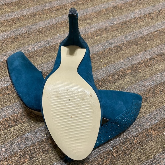 Absolutely Amazing Teal Suede Heels! - Picture 4 of 5